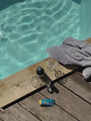 Eine Brille liegt auf einem Steg neben einem Pool. in der Unterkunft WEINQUARTIER Kalter Hügel 70 qm Garten Lagerfeuer Pool Terrasse Parkplatz in Naumburg