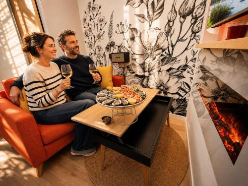 Foto MRODBNB - Maisonnette Atypique enfouie dans la Roche - Gr34, Plage, Resto & Huîtres à 25m 3