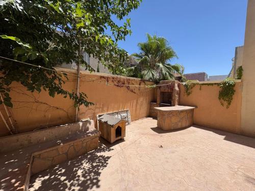 a courtyard with a bench and a wall at Casa San Carlos in La Coyotera