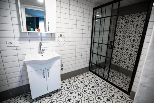 un bagno con lavandino e doccia di ida efes a Selçuk
