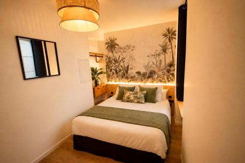 a bedroom with a bed in a room at MRODBNB - Appart Neuf - Aperçu Mer - 25m Plage & Resto - Ciné - Cheminée - Popcorn in Cancale