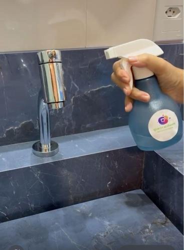 a person holding a blue container in a kitchen at Quarto acolhedor in Aracaju