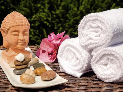 a plate with a statue of a head next to towels at Mercure Hotel Hamm in Hamm