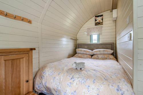 a bedroom with a bed with a stuffed animal on it at 1 Bed in Hereford oc-81292 in Aconbury