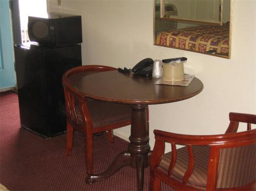 a small table and chairs in a hotel room at Royal Inn Motel Long Beach in Long Beach