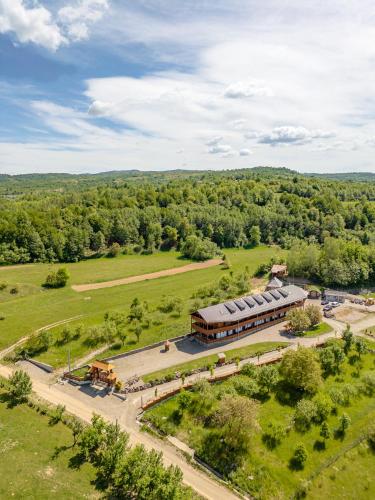 an overhead view of a building in a field at Pensiunea la Tăuț in Călineşti