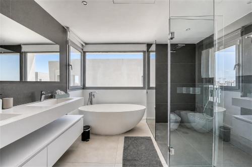 3303 Villa Riva