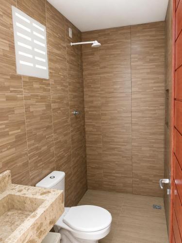 a bathroom with a toilet and a shower at Casa Nordestina in Nísia Floresta
