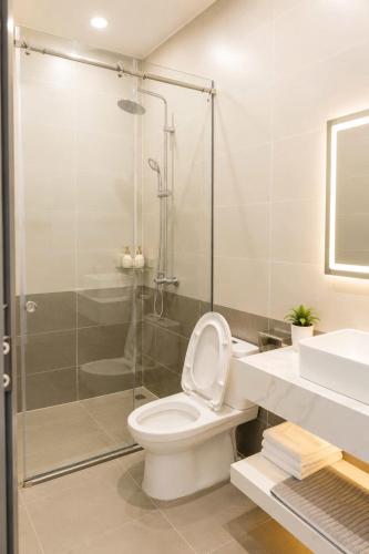 a bathroom with a toilet and a shower and a sink at Khách sạn New Star 2 in Thiện Ngôn