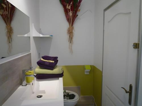 a bathroom with a white sink and a toilet at Chambre D'hôtes Indépendante in Pessac