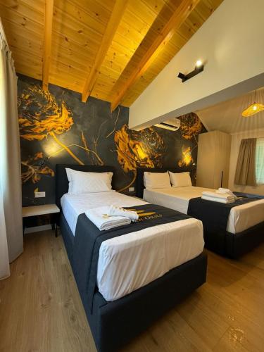 two beds in a room with a painting on the wall at Villa Zen Oasis in Golem