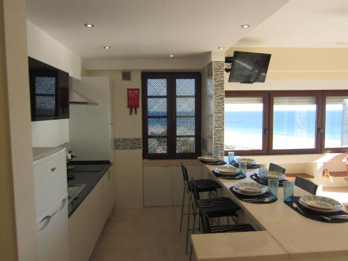 Apartment Torralta في ألفور: مطبخ مع طاولة مع كراسي وقمة كونتر