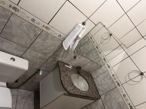 a bathroom with a toilet and a sink in it at Smart & Comfort 4 - Ap completo in Campina Grande