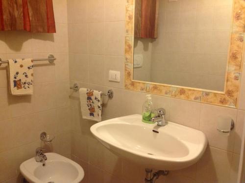 een badkamer met wastafel en toilet bij Gli Ulivi in Alghero