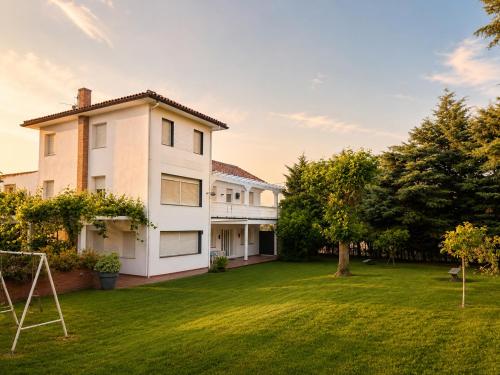 Foto Amplia casa con jardín, terraza y parking privado 1