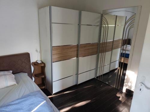 ein Schlafzimmer mit einem Bett und einem Glasschrank in der Unterkunft imperial 3 in Leuenberg