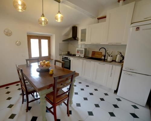 Poetic Florence Historic Centre - Large Apartment with 3 Bedrooms, 2 Bathrooms, Elevator, Parking, and View