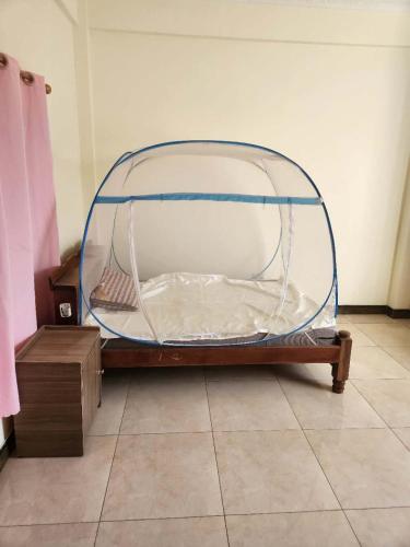 a bed in a room with a glass dome at Happy Lodge in Sakumona
