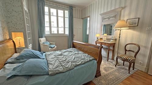 a bedroom with a bed and a desk and a chair at La terrasse in Limoges