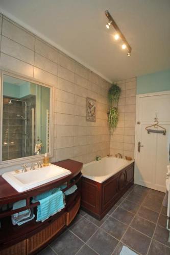 a bathroom with two sinks and a bath tub at La terrasse in Limoges