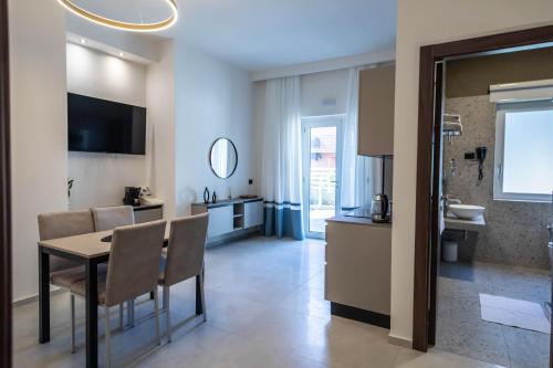 a kitchen and dining room with a table and chairs at Ambrosia Room & Apartment in Rossano