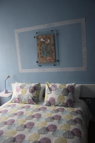 a bedroom with a bed and a picture on the wall at B&B "Domus Atilia" in Sagunto