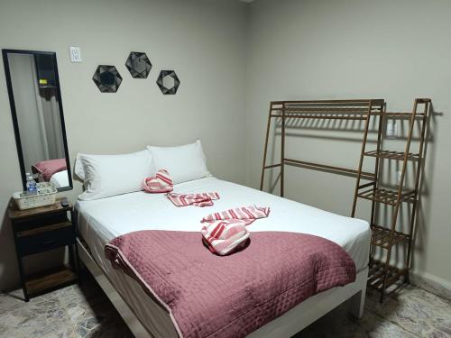 a bedroom with a bed with pink bows on it at Jayua Suites & Habitaciones in Córdoba