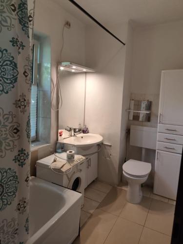 ein Badezimmer mit Waschbecken, Toilette und Badewanne in der Unterkunft imperial 2 in Leuenberg