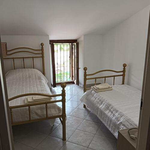a bedroom with two beds and a window at Villa Beregra in Lempa