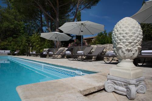 Πισίνα στο ή κοντά στο Hostellerie Le Roy Soleil