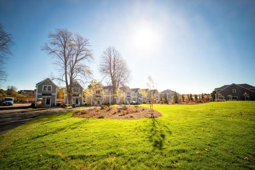 a yard with houses and a tree in the grass at The East Island Reserve Hotel in Middletown