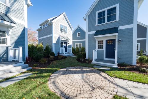 a group of houses with a brick driveway at The East Island Reserve Hotel in Middletown