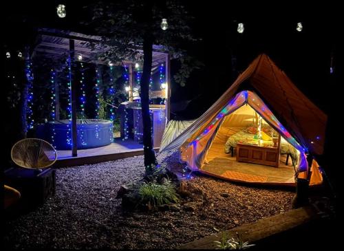 a tent in the middle of a yard at night at Tente en jardin in Boulazac