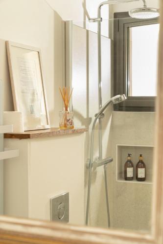 a bathroom with a shower and a mirror at La Bergerie du Roy-Chambres D'hôtes- in Rognes