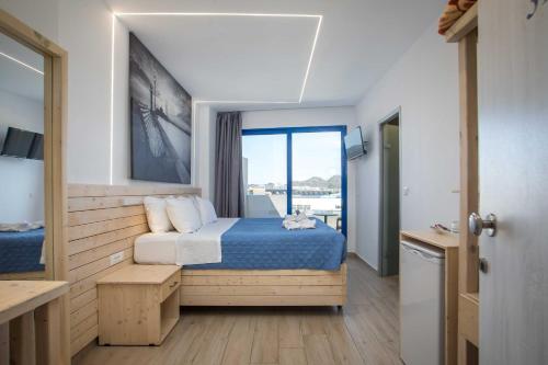 Raffaello Beach Faliraki tesisinde bir odada yatak veya yataklar