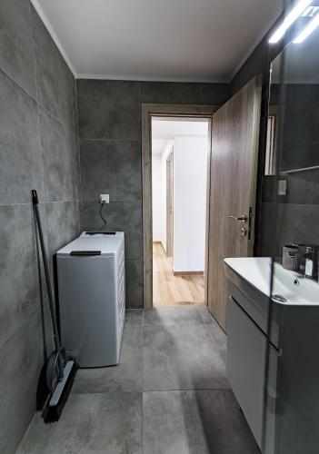 Modern 1BR City Apartment with Fast WiFi Sleeps 3 D4