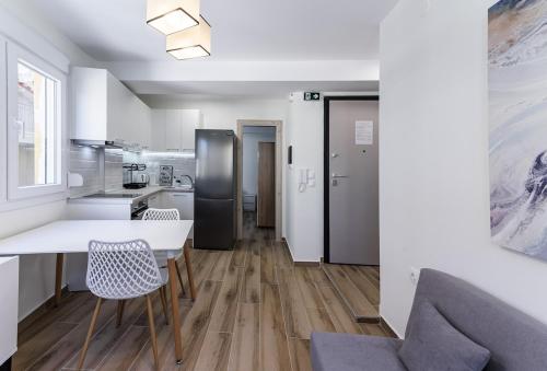 Bright 1BR City Stay for 3 Fast WiFi Smart TV D5