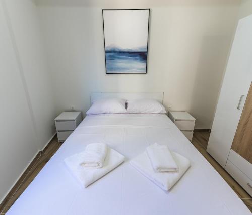 Bright 1BR City Stay for 3 Fast WiFi Smart TV D5