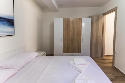 Bright 1BR City Stay for 3 Fast WiFi Smart TV D5