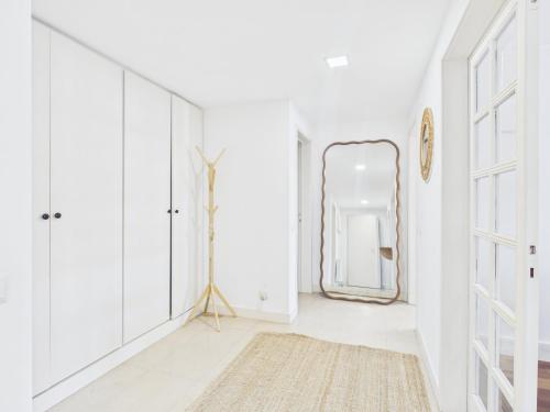 Renovated 1BR Elevator, Balcony & Parking – Alfama | By Airnest