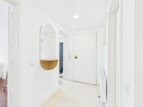 Renovated 1BR Elevator, Balcony & Parking – Alfama | By Airnest
