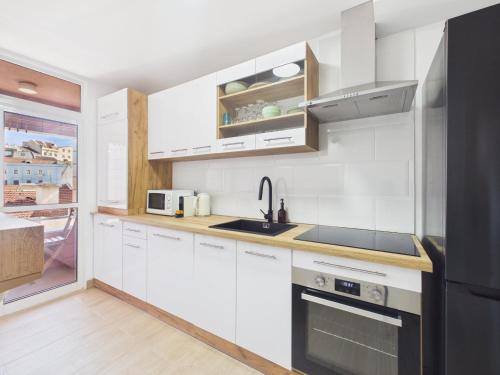 Renovated 1BR Elevator, Balcony & Parking – Alfama | By Airnest