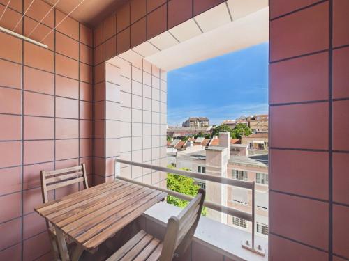 Renovated 1BR Elevator, Balcony & Parking – Alfama | By Airnest