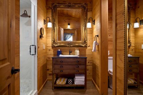 a bathroom with a sink and a mirror at Hotel Lulu in Round Top