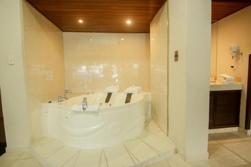 a large bathroom with a tub and a shower at Epiqus Hotel in Lima
