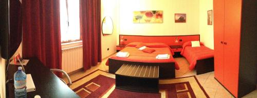 a hotel room with a bed and a table at B&B Villa Giglio in Catanzaro