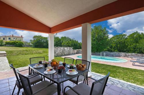 Pool House in Greenery near Trget - Happy Rentals