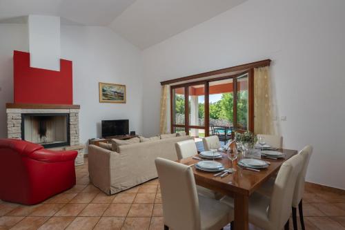 Pool House in Greenery near Trget - Happy Rentals