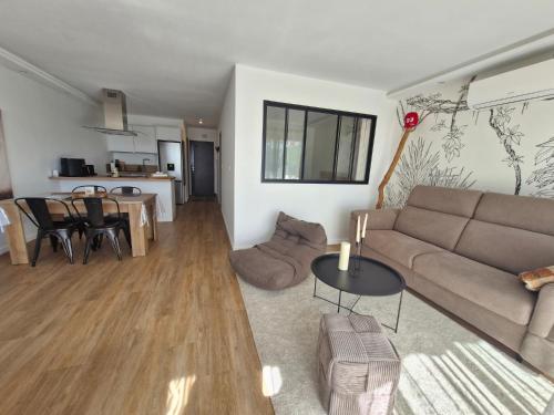 Elegant 2-room apartment with panoramic sea view & pool