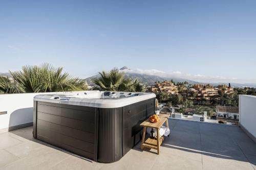 Villa Tulua Designer Villa with Rooftop Jacuzzi